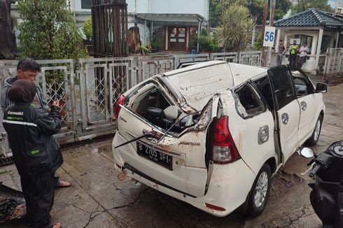 Dua Mobil Tertimpa Pohon Tumbang di Fatmawati, Seorang Pengemudi Terluka