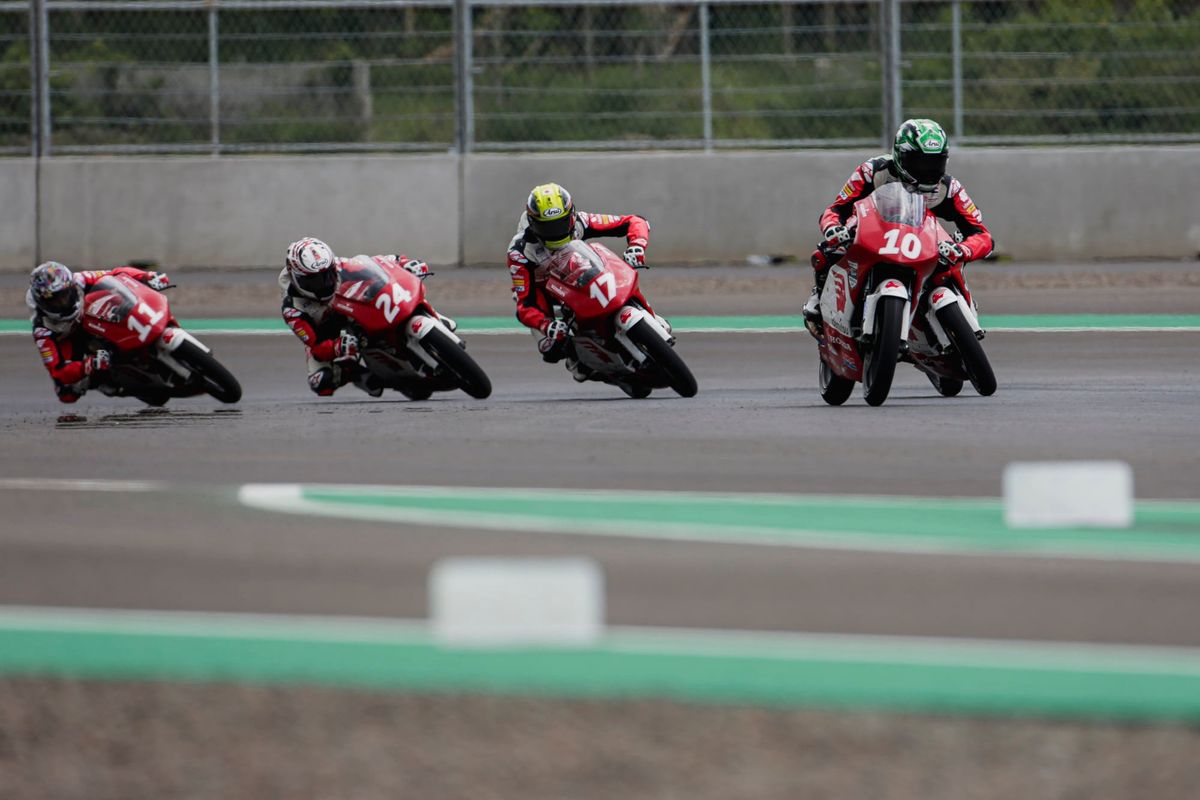 Para pebalap muda binaan Honda saat berlaga pada Idemitsu Asia Talent Cup (IATC) 2021 di Pertamina Mandalika International Street Circuit