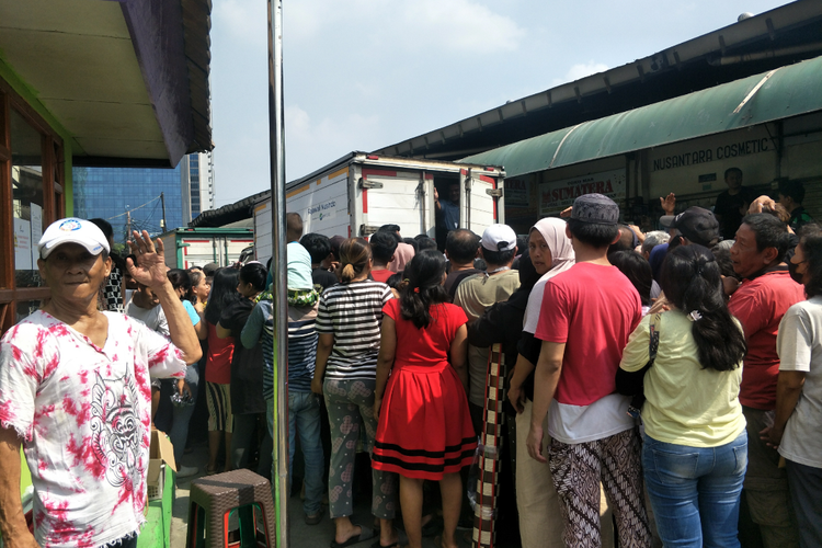 Sejumlah warga mengantre untuk mengambil sembako gratis dari Presiden Joko Widodo di Pasar Menteng Pulo, Setiabudi, Jakarta Selatan, Kamis (15/6/2023).