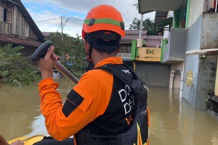 Tim DMC Dompet Dhuafa membantu proses evakuasi warga terdampak banjir di Desa Darit, Kalbar.