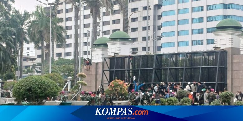 Massa Demo Masuki Gerbang DPR, Aparat: Silakan Keluar