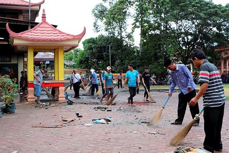 Umat lintas agama membersihkan Wihara Tri Ratna, Minggu (31/7/2016), yang dirusak massa di Tanjungbalai, Sumatera Utara, Jumat (29/7/2016). Persaudaraan dan kebersamaan antar umat beragama diharapkan menjadi pondasi dalam menjaga kerukunan.