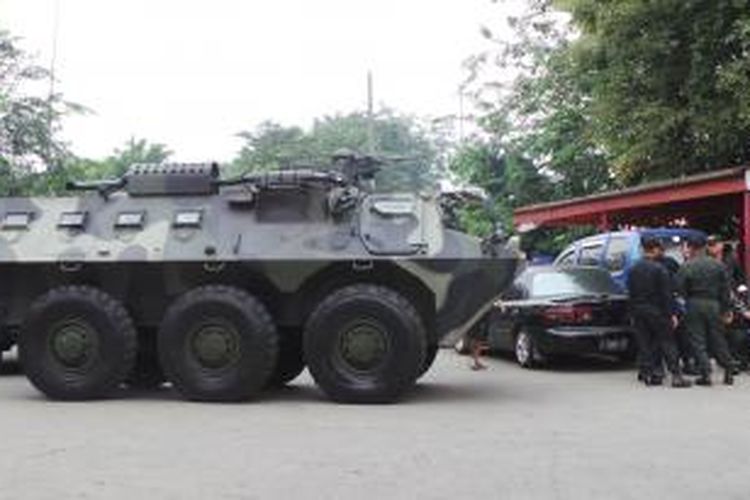 Kendaraan panser ditempatkan menjelang kedatangan Presiden SBY di Terminal Kampung Rambutan, Jakarta Timur, Senin (5/8/2013).