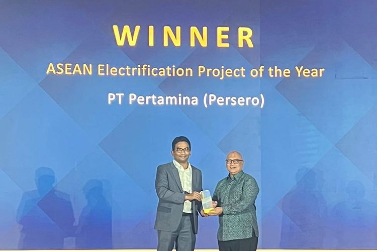 Direktur Proyek dan Operasi Pertamina New & Renewable Energy (Pertamina NRE) Norman Ginting saat menerima penghargaan ASEAN Electrification Project Of The Year pada ajang Enlit Asia 2024 di Kuala Lumpur, Malaysia, Selasa (8/10/2024).