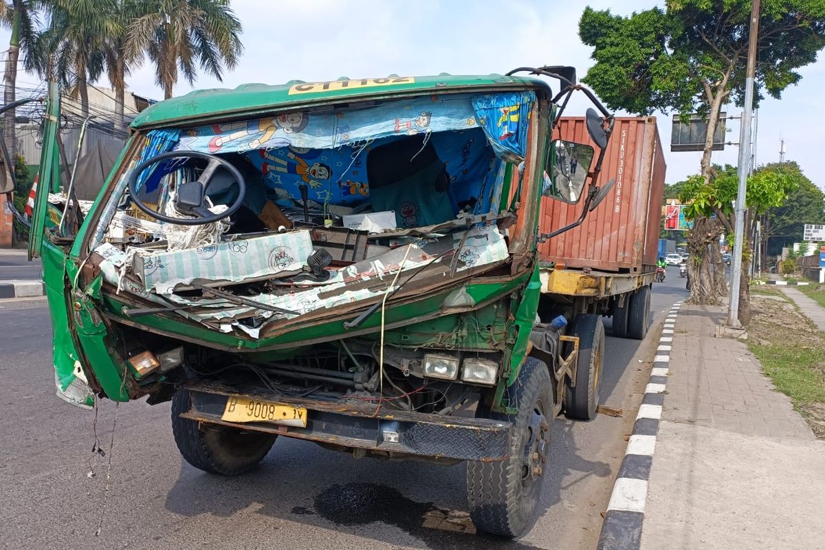Kondisi truk kontainer bermuatan cat yang mengalami ringsek setelah mencoba menghindari sebuah kendaraan lain di Persimpangan Jalan Pondok Ungu, Harapan Indah, Kota Bekasi, Kamis (28/7/2022).