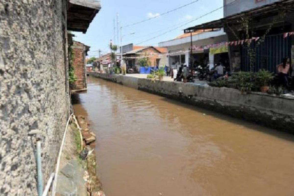 Bangunan warga memenuhi samping kanan dan kiri aliran Kali Baru di kawasan Kramatjati, Jakarta Timur, Rabu (10/8/2016). 