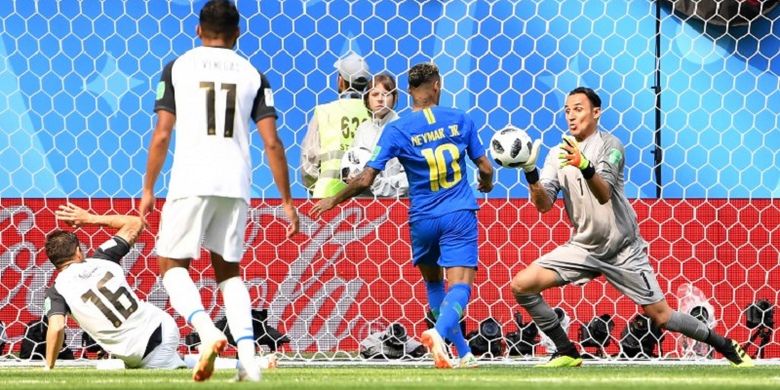 Kiper Kosta Rika, Keylor Navas, lebih cepat menahan bola dari sergapan penyerang Brasil, Neymar, pada laga Grup E Piala Dunia 2018 di St. Petersburg, 22 Juni 2018. 