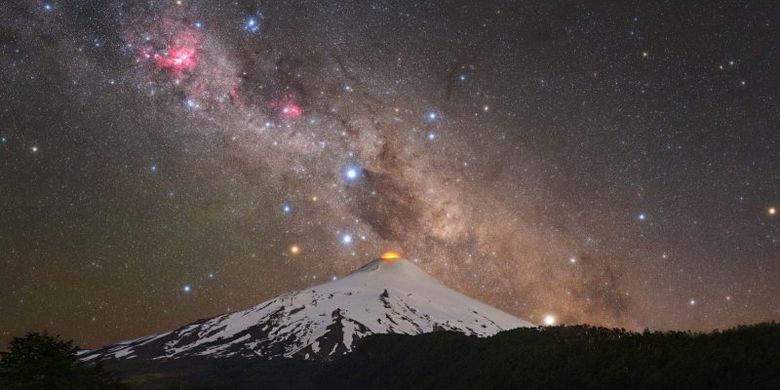 Gunung berapi dan konstelasi Salib Selatan Tomas Slovinsky.  Dia menangkapnya di gunung berapi Villarrica di Chili.