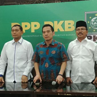 Bakal pasangan calon gubernur dan wakil gubernur Sumatera Utara, JR Saragih-Ance Selian bersama Ketua Desk Pemilu PKB Daniel Johan di DPP PKB, Jakarta, Senin (8/1/2018).