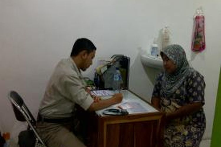 Dokter Gamal Albinsaid, pendiri Klinik Sampah di Malang, Jawa Timur, saat menerima pasien di Kliniknya. Rabu (19/3/2014).