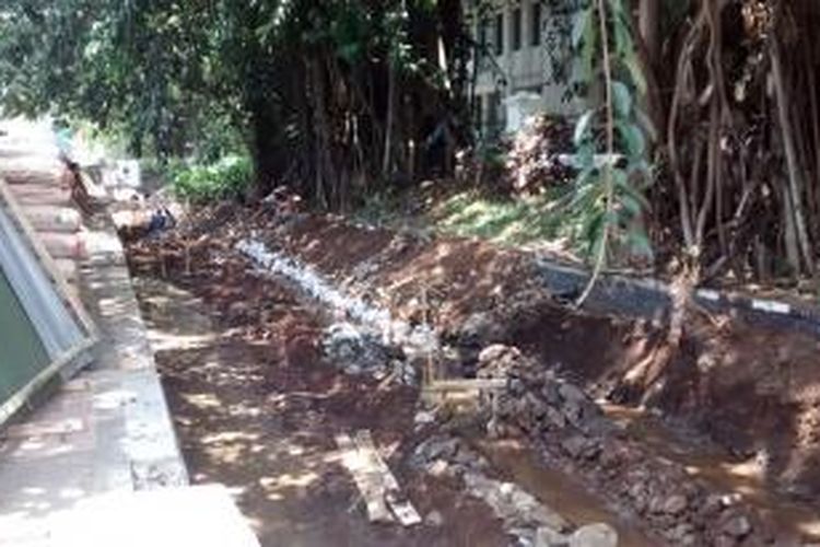Wali Kota Bandung, Ridwan Kamil, melakukan renovasi saluran sungai Cikapayang yang berada di Jalan Merdeka, Kota Bandung atau tepat di samping Balai Kota Bandung. Di aliran sungai ini akan dipasang penjernih air.