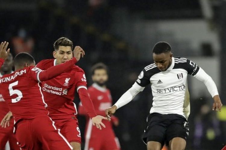 Ademola Lookman (kanan) berebut bola dengan Georginio Wijnaldum dan Roberto Firmino dalam laga Fulham vs Liverpool pada pekan ke-12 Liga Inggris 2020-2021 yang dilangsungkan di Stadion Craven Cottage, London, Sabtu (13/12/2020) malam waktu setempat.