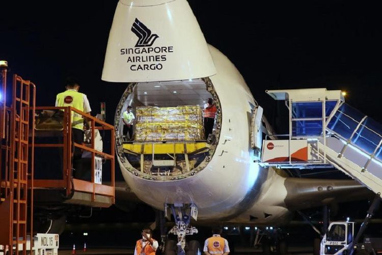 Vaksin virus corona buatan Pfizer BioNTech tiba di Bandara Internasional Changi, Singapura, Senin malam (21/12/2020). Singapura akan melakukan vaksinasi pertama pada 30 Desember mendatang dimulai dengan tenaga kesehatan yang bekerja di National Centre for Infectious Diseases (NCID). 