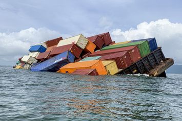 Tongkang Bermuatan Kontainer Nyaris Tenggelam di Karimun, Kepri