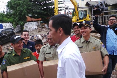 Kado Jokowi untuk Penjaga Pintu Air Manggarai