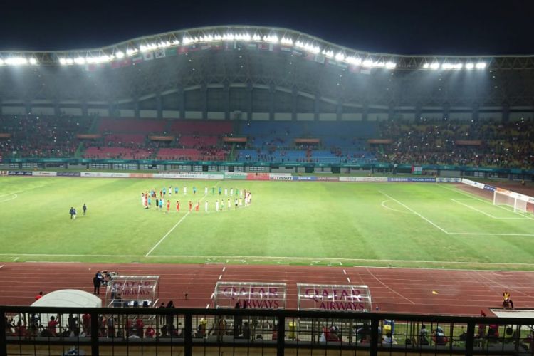 Suasana usai pertandingan, pemain dari timnas U-23 Indonesia dan U-23 Palestina melakukan sujud bersama di tengah lapangan Stadion Patriot Chandrabhaga, Bekasi, Rabu (15/8/2018).