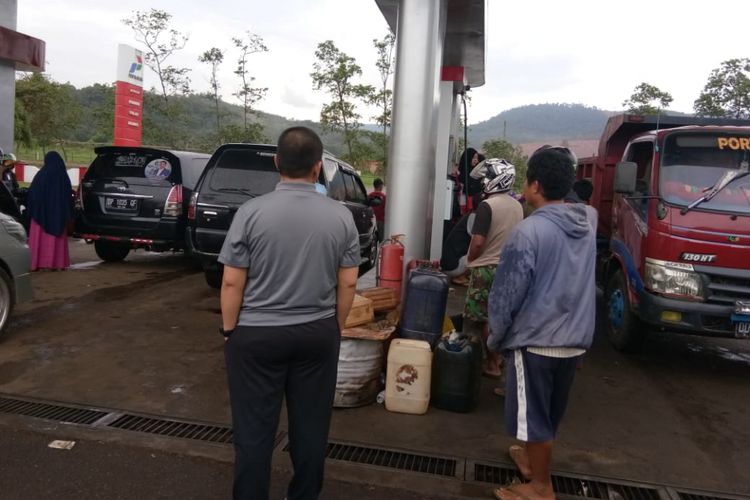 Sebuah SPBU di Sorowako, Luwu Timur, Sulawesi Selatan, lebih mengutamakan isi jeriken ketimbang melayani kendaraan yang antre panjang, Sabtu (24/11/2018).