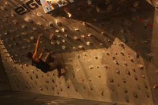 Bouldering dan Sensasi Bergelantungan di Dinding