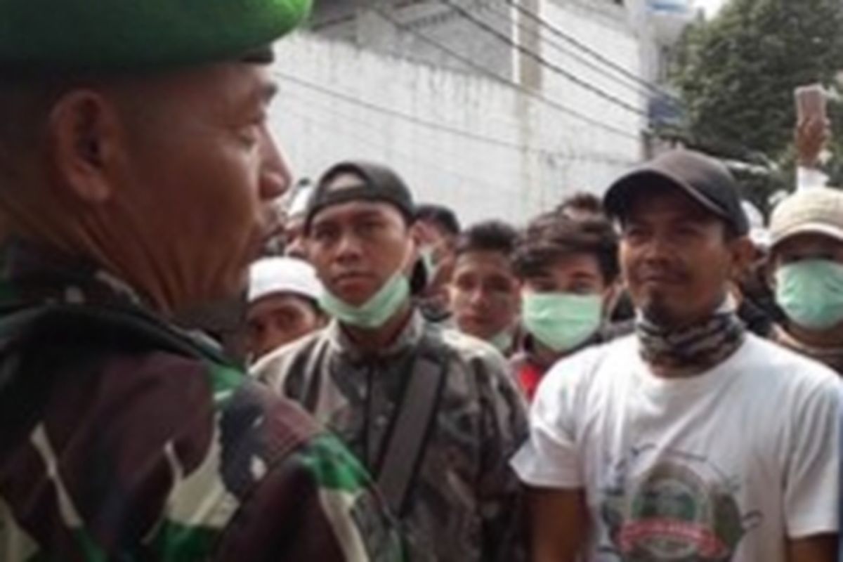 TNI AD lakukan rekonsiliasi dengan warga di Petamburan, Jakarta Barat pada Rabu (22/05/2019).