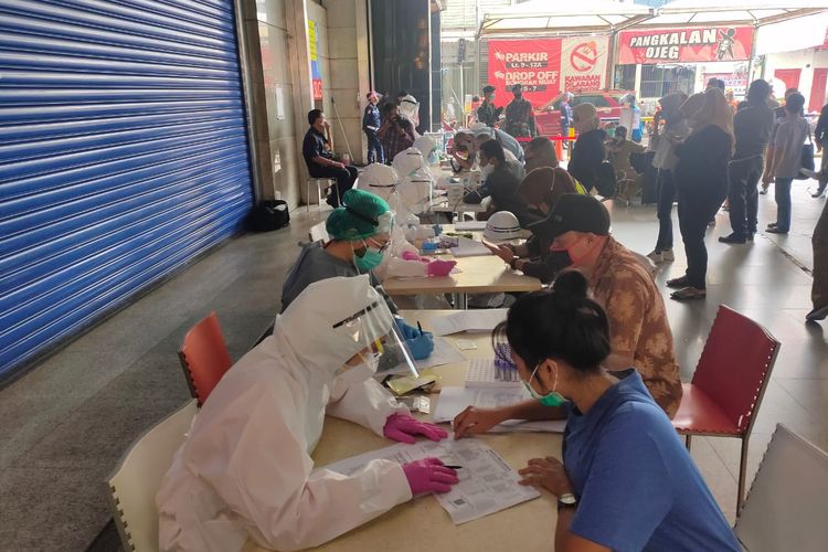 Petugas Kecamatan Tanah Abang melakukan tes massal Covid-19 di kawasan Blok A dan Blok B Pasar Tanah Abang, Selasa (23/6/2020)