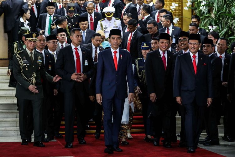 Presiden Joko Widodo keluar setelah acara pelantikan presiden dan wakil presiden di Komplek Parlemen, Senayan, Jakarta, Minggu (20/10/2019).