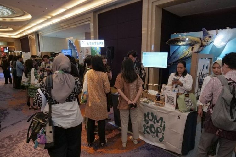 Pengunjung mengunjungi booth WWF-Indonesia di Lestari Summit 2025, Jakarta. WWF menampilkan berbagai inisiatif keberlanjutan seperti Bumi Kopi dan Plastic Smart Cities. 