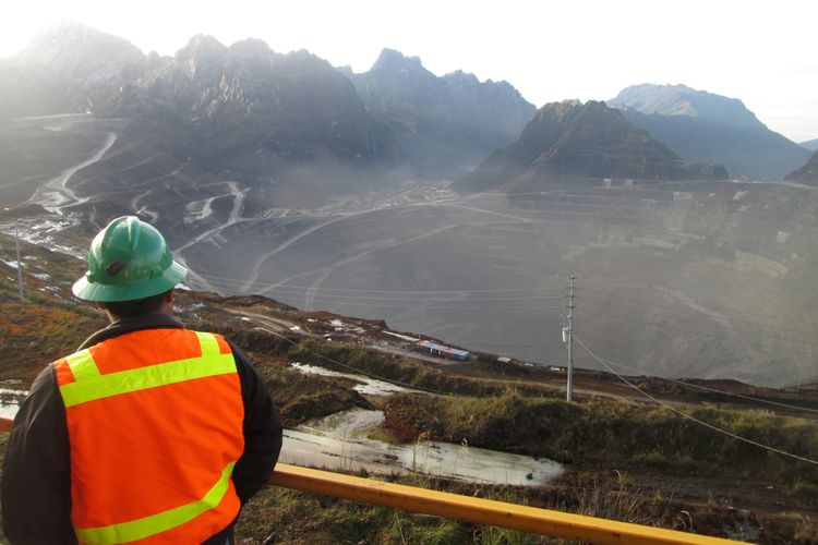 Pemandangan area tambang Grasberg Mine di Kabupaten Mimika, Papua, yang dikelola oleh PT Freeport Indonesia, Minggu (15/2). Lubang menganga sedalam 1 kilometer dan berdiameter sekitar 4 kilometer itu telah dieksploitasi Freeport sejak 1988. Hingga kini, cadangan bijih tambang di Grasberg Mine tersisa sekitar 200 juta ton dan akan benar-benar habis pada 2017 nanti.

Kompas/Aris Prasetyo (APO)
15-02-2015     