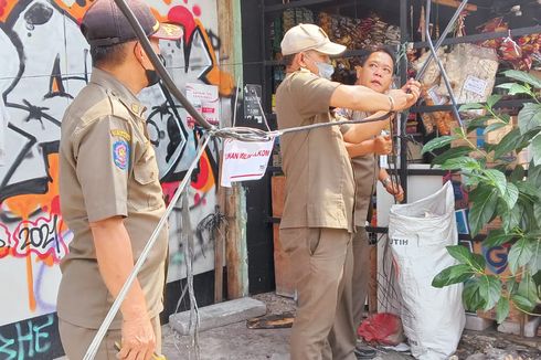 Dikeluhkan Warga, Kabel Menjuntai di Jalan Ciledug Tangerang Langsung Dirapikan