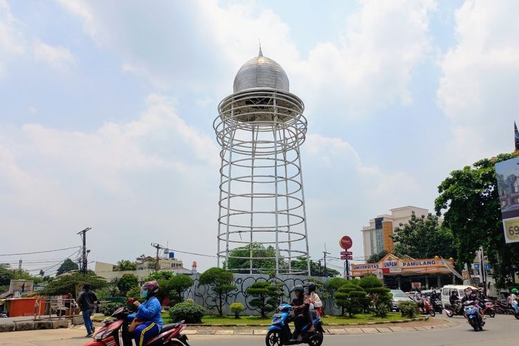 Kondisi Tugu Pamulang di Jalan Siliwangi, Pamulang, Tangerang Selatan, yang dinilai lebih menyerupai toren air, Selasa (21/9/2021).