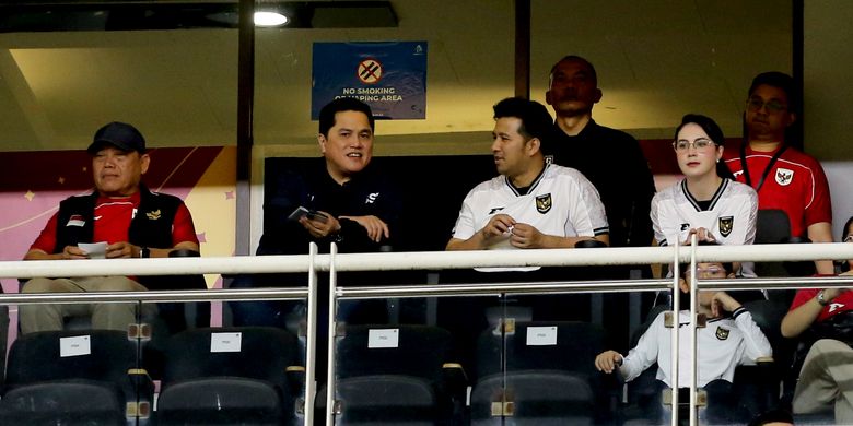 Ketua umum PSSI Erick Thohir berdiskusi dengan Wakil Gubernur Jawa Timur, Emil Dardak saat laga FIFA Matchday melawan Taiwan yang berakhir dengan skor 6-0 yang berlangsung di Stadion Gelora Bung Tomo Surabaya, Jawa Timur, Jumat (5/9/2025) malam.