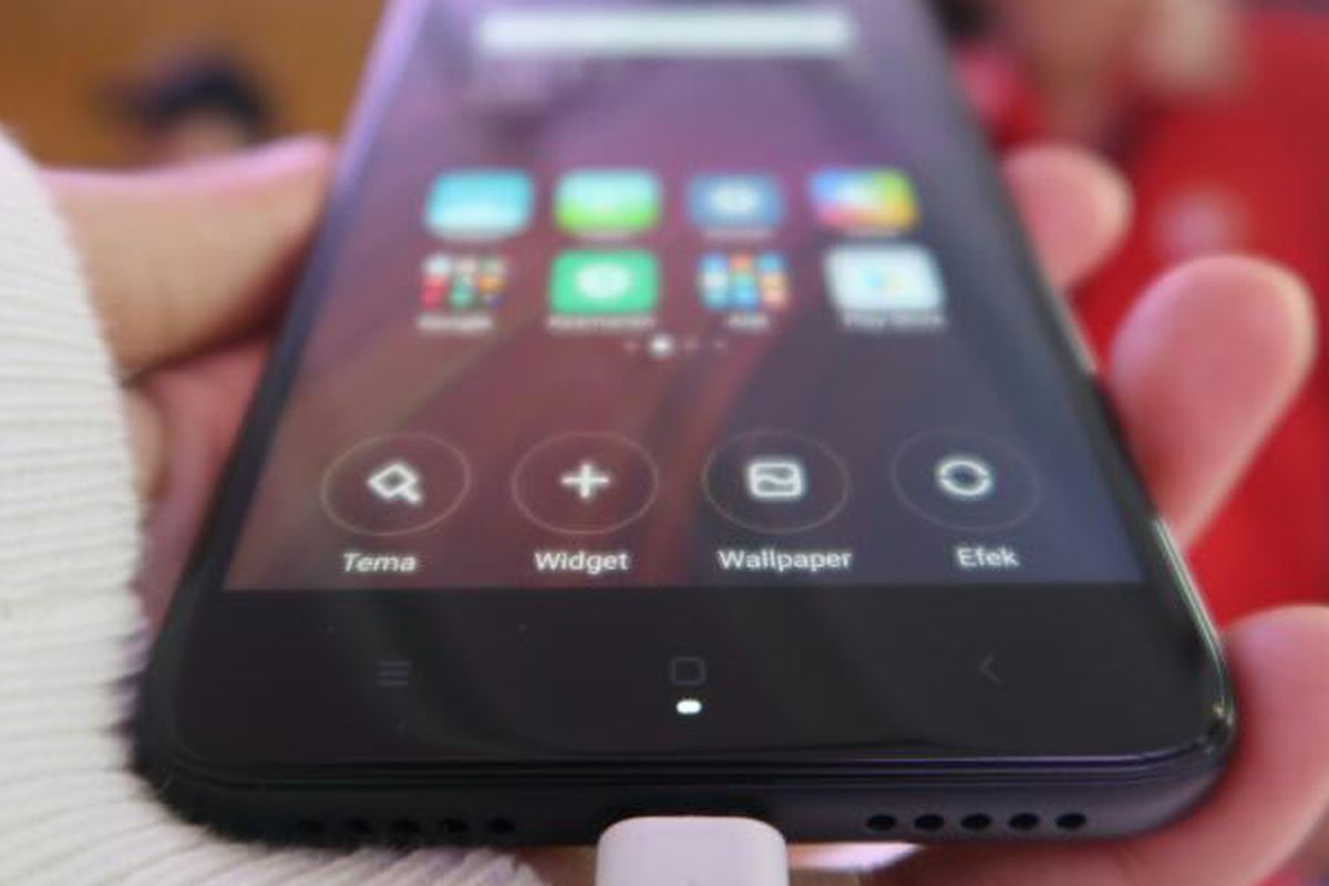 Port micro USB di sisi bawah Redmi 4x, beserta grill speaker.