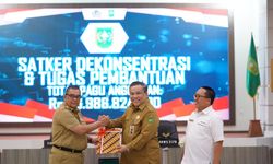 Gubernur Riau Serahkan Daftar Isian Pelaksanaan Anggaran 2024, Berikut Rinciannya