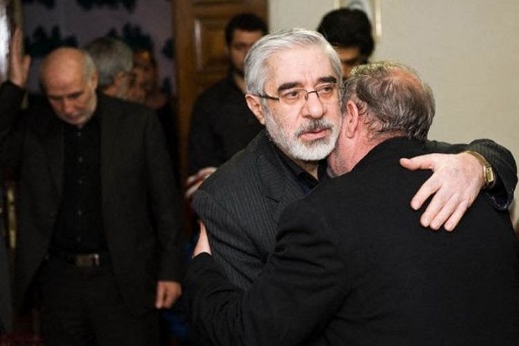 Pemimpin oposisi Iran Mir Hossein Mousavi (Tengah) menerima belasungkawa atas kematian keponakannya Seyed Ali Habibi-Mousavi, pada 28 Desember 2009 di Teheran. Keponakan Mir Hossein Mousavi yang berusia 35 tahun ditembak mati di Teheran selama protes pada 27 Desember yang berubah menjadi pertikaian paling berdarah antara pengunjuk rasa oposisi dan pasukan keamanan dalam beberapa bulan. Polisi Iran mengatakan pada 29 Desember bahwa teroris membunuh keponakan pemimpin oposisi Mir Hossein Mousavi dalam insiden yang tidak terkait dengan kerusuhan anti-pemerintah pada akhir pekan.