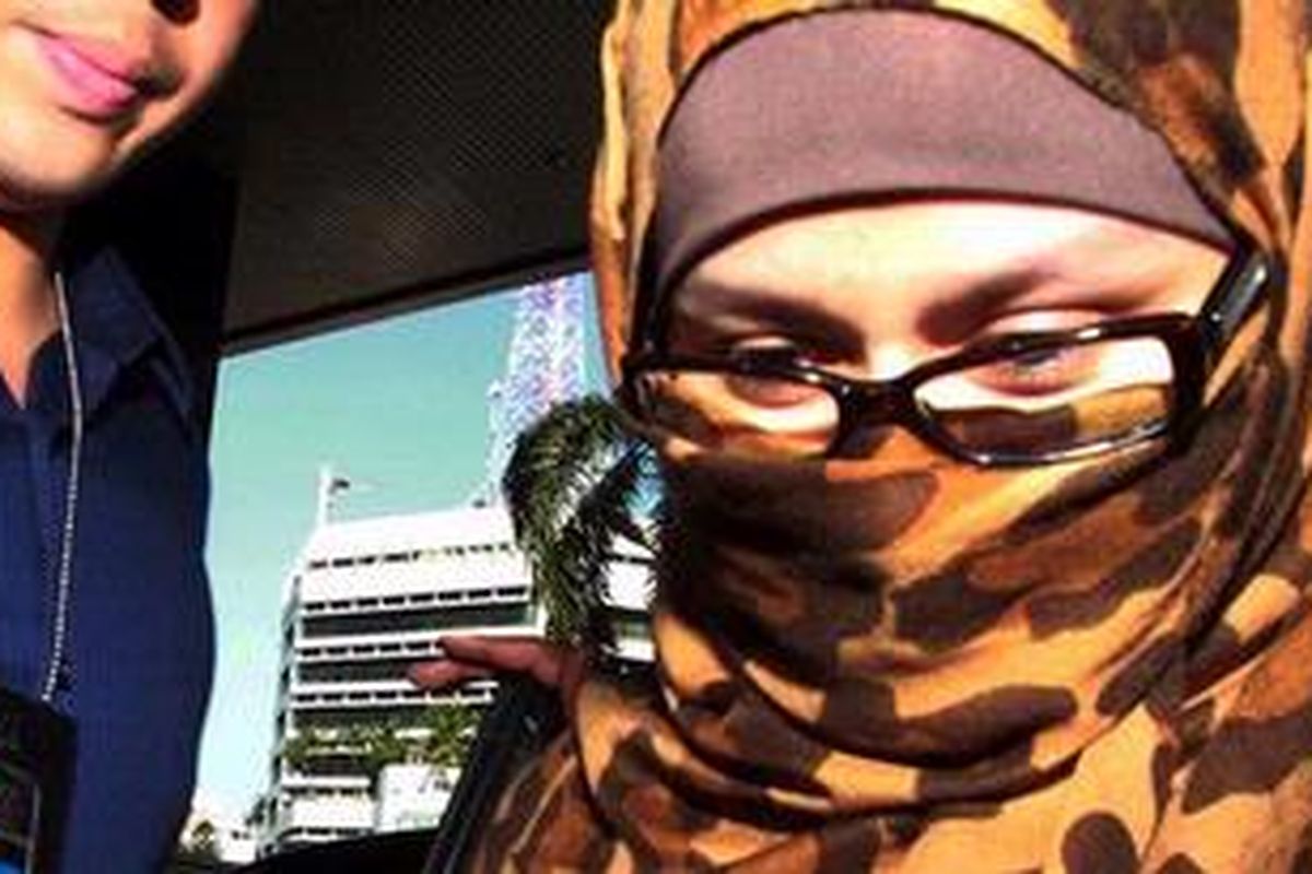 Neneng di Periksa - Penyidik Komisi Pemberantasan Korupsi (KPK), Jakarta, Senin (18/6/2012), kembali memeriksa Neneng Sri Wahyuni sebagai tersangka kasus korupsi pengadaan Pembangkit Listrik Tenaga Surya (PLTS) di Kemenakertrans. Pemeriksaan ini merupakan kali kedua sejak Neneng tiba di Tanah Air pekan lalu. 