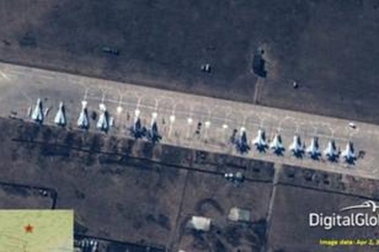 Foto satelit NATO ini memperlihatkan pesawat-pesawat jet tempur Rusia dari jenis SU-27/30, SU-24 dan MiG-31 berbaris di landasar pangkalan udara Buturlinovka, Rusia.