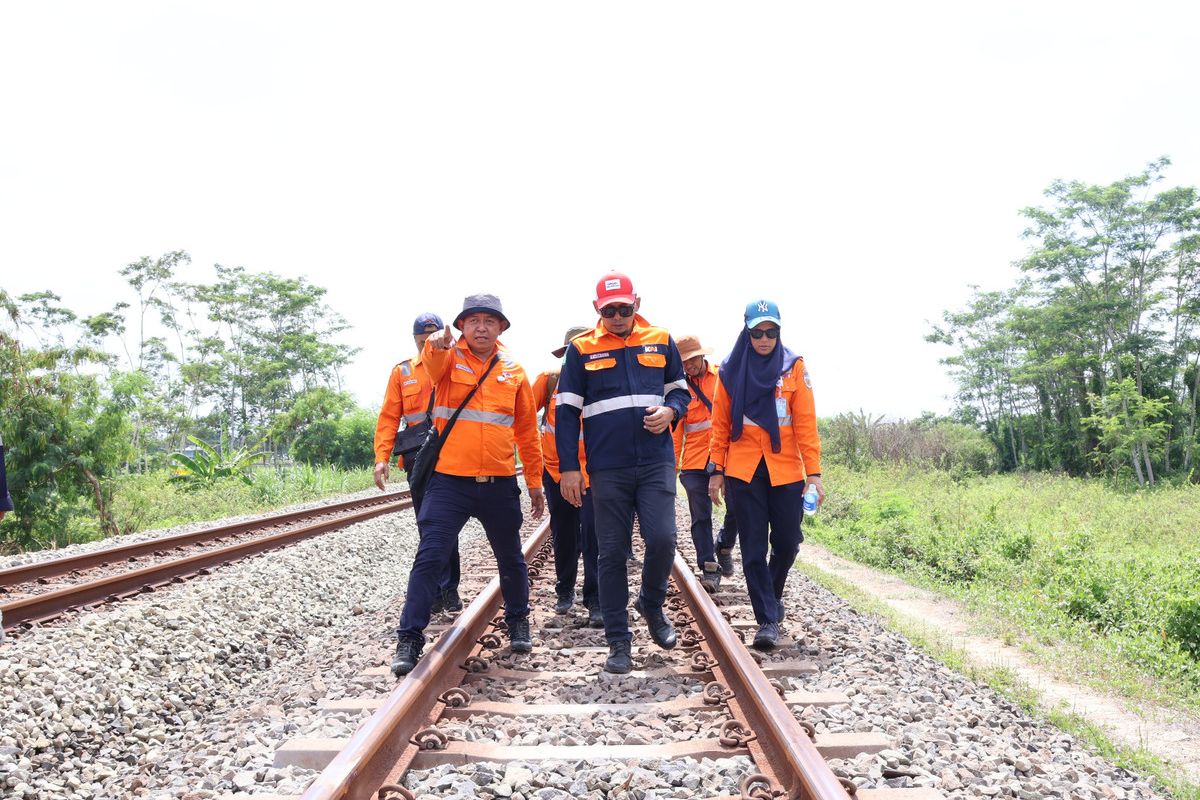 Libur Nataru dan Musim Penghujan, KAI Daop 6 Tambah Penjaga Pelintasan dan Petugas Pemeriksa