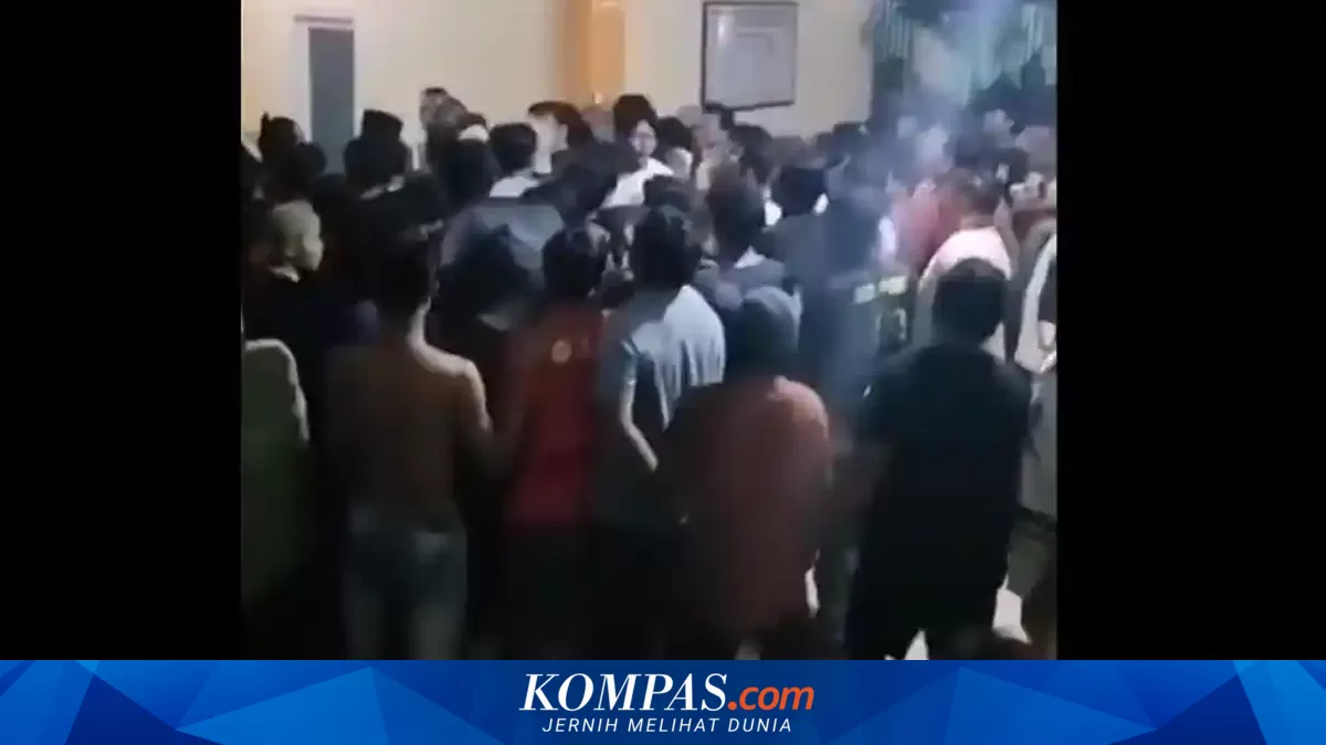 Detik-detik Menegangkan Polisi Selamatkan 2 Terduga Curanmor dari Kepungan Massa di Balai Desa Cirebon