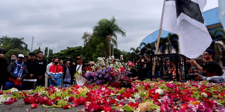 At the Monument Singo Tegar, supporters of Arema FC lay flowers and pray for the victims of one of the deadliest disasters in football history following the deaths of 125 people, including dozens of children, and 323 others injured at a soccer match on Saturday night, October 1, 2022 in the Indonesian city of Malang. 
