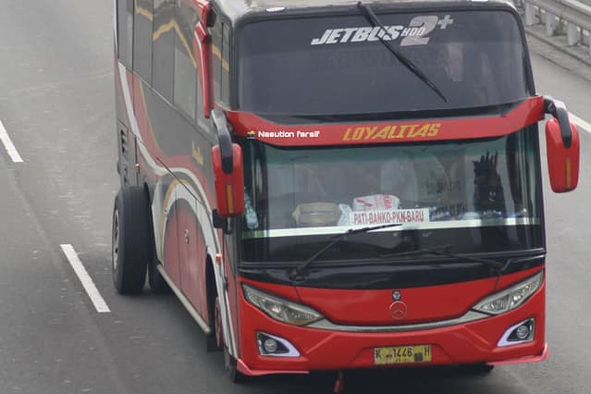 As roda belakang bus putus