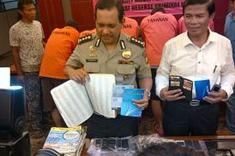Polisi berhasil menangkap 17 orang pelaku penipuan melalui pesan singkat pada hari Kamis (22/8/2013) di Bogor. Pelaku melakukan tipu muslihat dengan rangkaian kata bohong dan keadaan palsu.