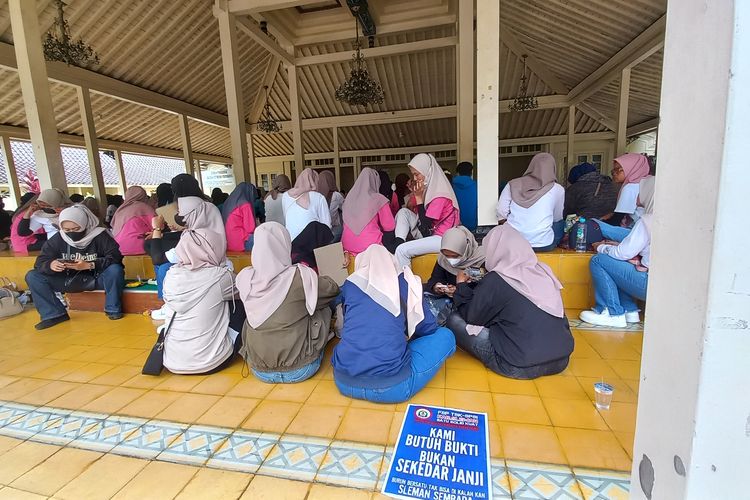 Gaji 3 Bulan Belum Dibayar Perusahaan, Buruh Garmen di Sleman Geruduk Kantor Gubernur DIY