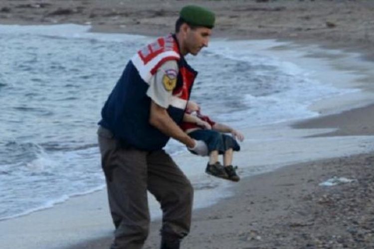 Bocah Suriah yang meninggal tersapu ombak di dekat Bodrum diketahui bernama Aylan. 