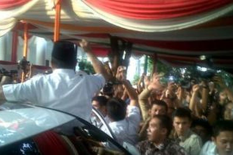 Capres Prabowo Subianto mengepalkan tangan saat meninggalkan rumah Polonia, Selasa (22/7/2014) 