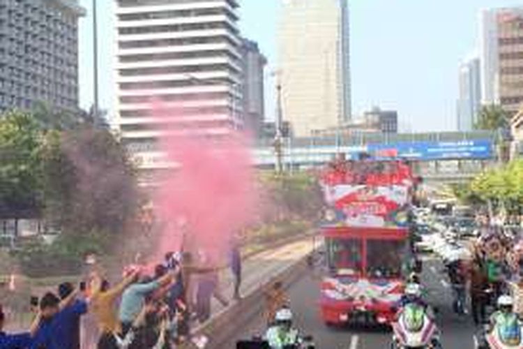 Flare asap warna merah saat konvoi kontingen atlet Olimpiade Rio 2016, Jakarta, Rabu (24/8/2016).