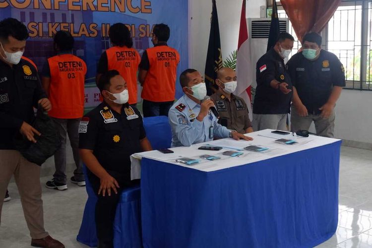 Imigrasi Kabupaten Siak menggelar konferensi pers terkait lima WNA Filipina yang dipidana karena masuk ke Indonesia secara ilegal, Kamis (17/3/2022).