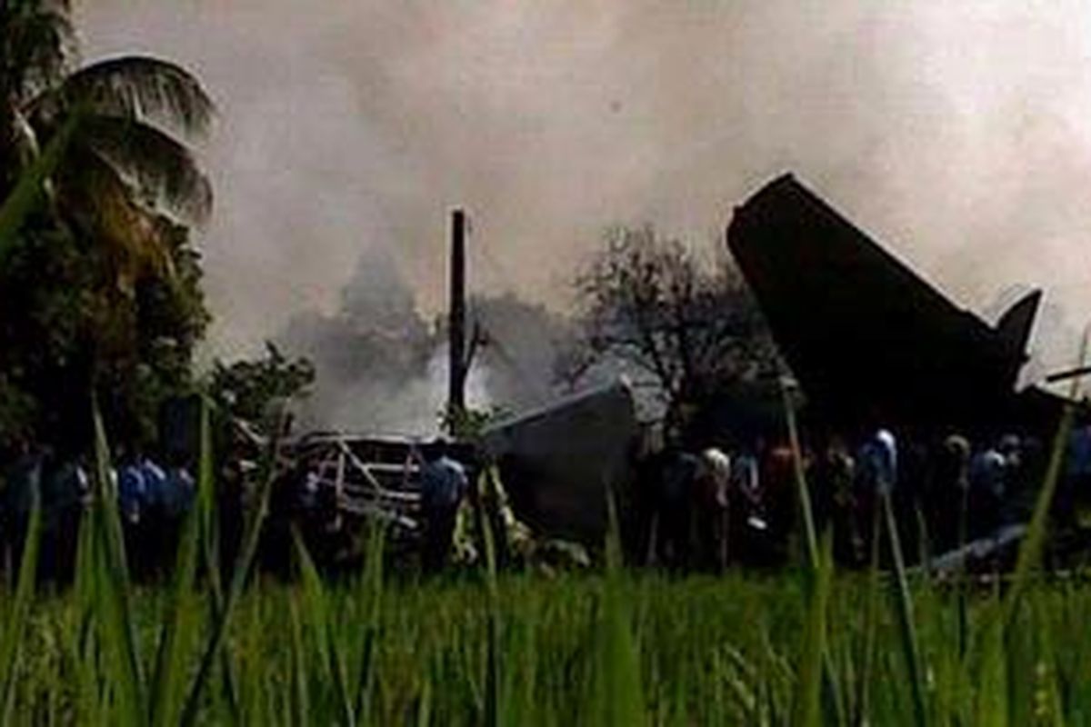 Pesawat Fokker 27, Kamis (21/6/2012), jatuh ke perumahan warga, dekat persawahan, kompleks perumahan Rajawali TNI AU di jalan branjangan 1, RT 03 RW 10, daerah Halim Perdana kusuma, Jakarta Timur.