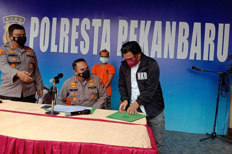 Kapolresta Pekanbaru Kombes Pol Pria Budi saat konferensi pers memperlihatkan tersangka narkoba yang kabur dan berhasil ditangkap kembali, Rabu (3/11/2021).