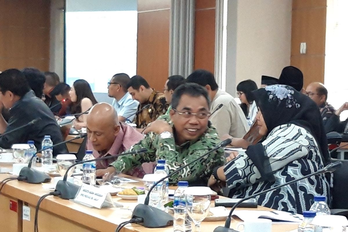 Anggota DPRD DKI Jakarta Gembong Warsono dalam rapat KUA-PPAS 2020 di lantai 3, Gedung DPRD DKI Jakarta, Jalan Kebon Sirih, Jakarta Pusat, Rabu (23/10/2019).