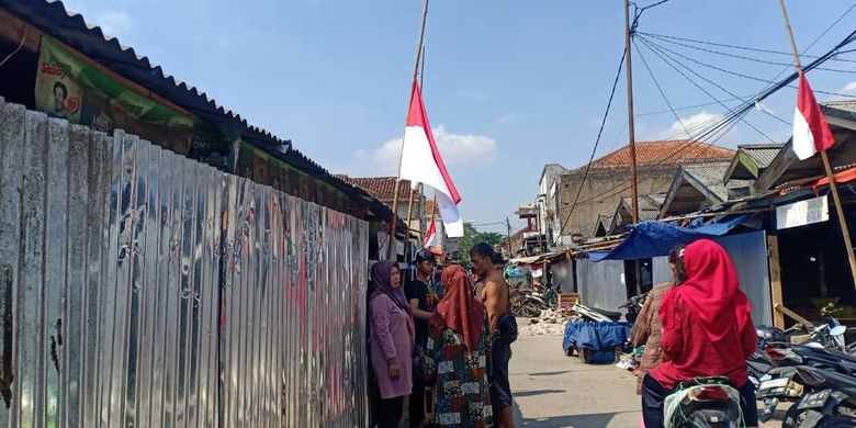 Bendera setenga tiang dan beberapa pamflet penolakan proses revitalisasi Pasar Banjaran, Kabupaten Bandung, Jawa Barat terpasang di pagar seng yang mengelilingi kios lama, pada Jumat (16/6/2023)