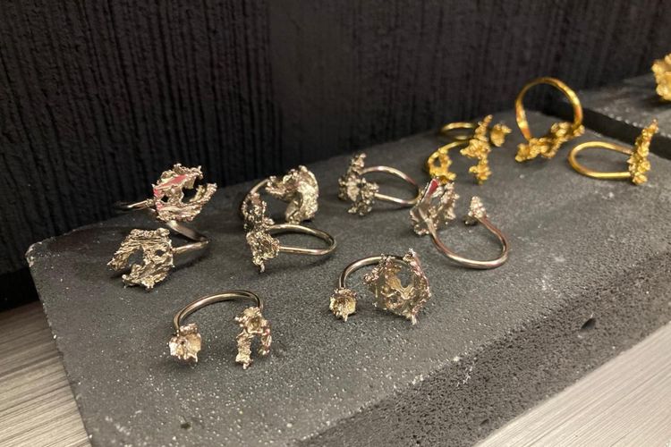 Aksesori dari Gelap Ruang Jiwa di Brightspot SuperMRKT di Agora Mall, Jakarta Pusat, Kamis (27/11/2025).